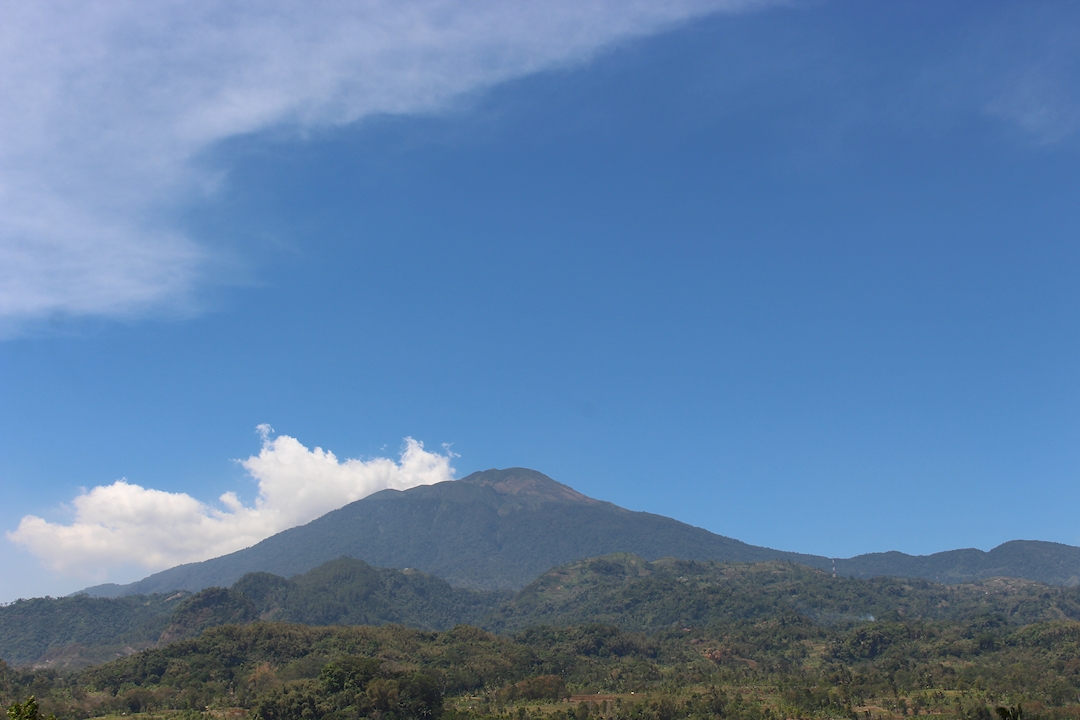 Pemandangan Gunung Ciremai di Siang Hari