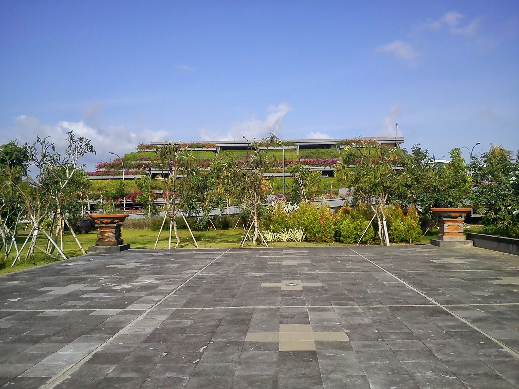 Sebuah tempat parkir yang di selubungi tumbuhan.