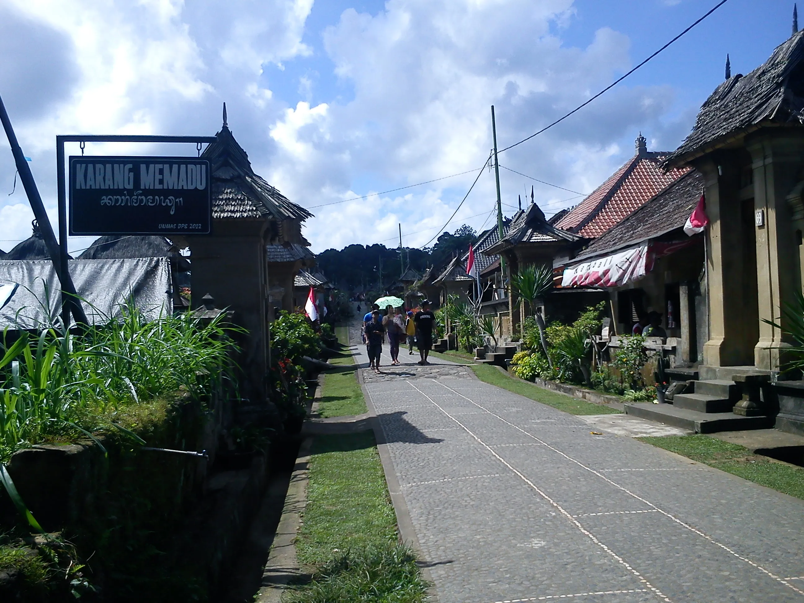 Jalan utama desa Penglipuran.
