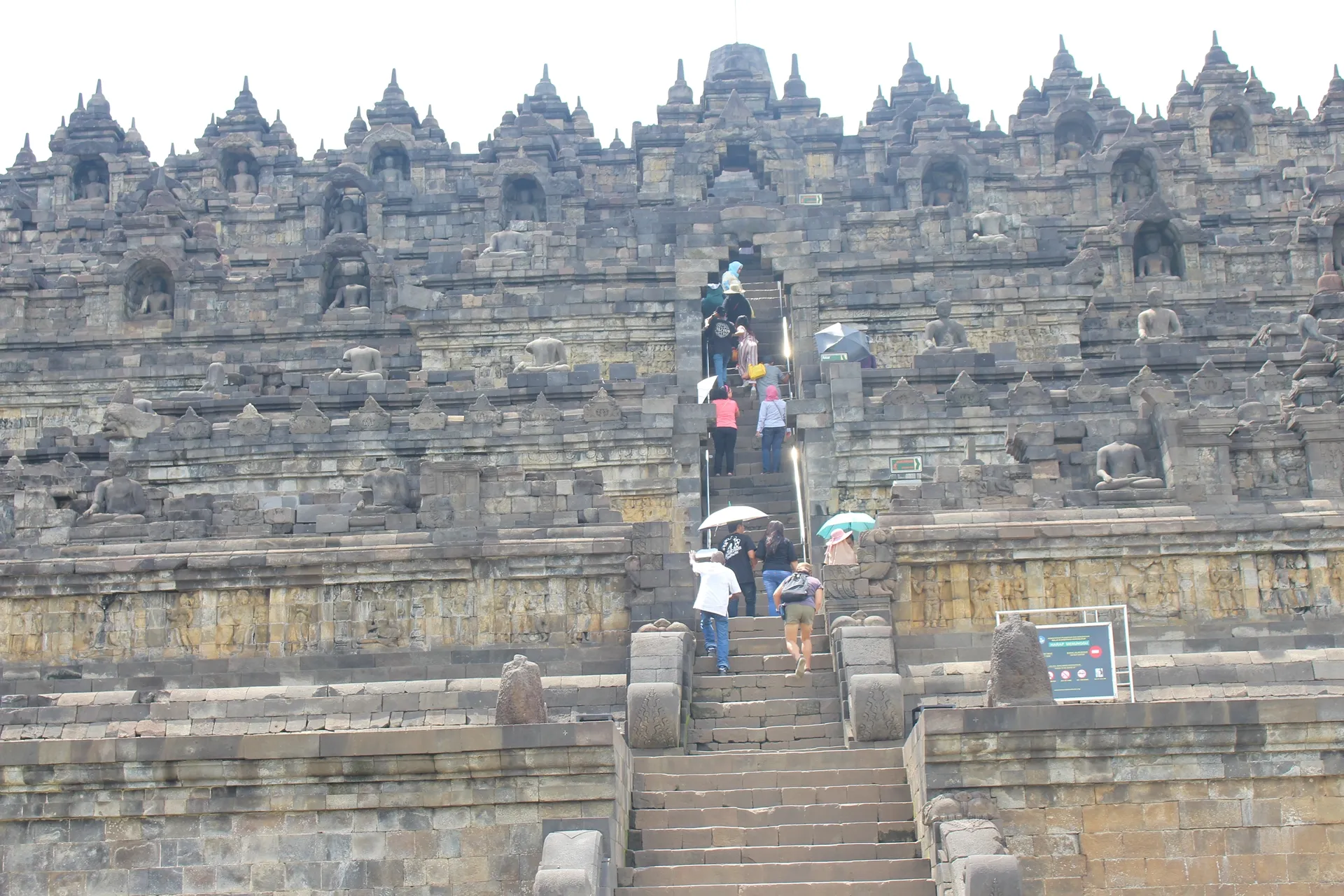 Potret wisatawan dalam dan luar negeri di Borobudur.